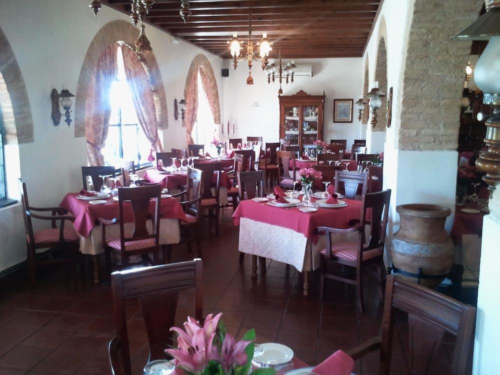 Hotel Castillo De Montemayor Екстер'єр фото